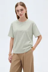 Remera blanca de manga corta, cuello redondo a la base y diseño holgado, confeccionada en algodón.