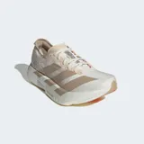 Championes de running Adidas Adizero Adios Pro 4, color blanco con detalles en beige y rosado. Presentan tres franjas laterales en color beige y mediasuela con tecnología LIGHTSTRIKE PRO.