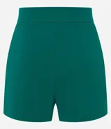 Short lila de tejido bengaline, con bolsillos delanteros y cremallera lateral.