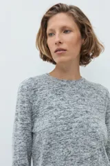 Remera de manga larga con cuello redondo, confeccionada en tejido texturado de efecto jaspeado.