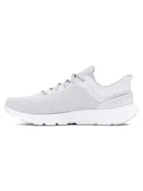 Championes de running Under Armour modelo Charged Escape 4 NM, color gris con suela blanca. Presentan parte superior de malla técnica ligera y transpirable, contrafuerte externo en el talón para mayor sujeción y mediasuela Charged Cushioning® para una amortiguación suave.