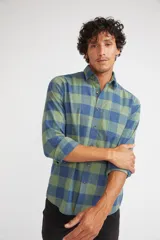 Camisa de viyela a cuadros color ladrillo, azul y blanco, de corte slim fit, manga larga, con bolsillo en el pecho y logo bordado.