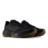 Championes de trail running New Balance modelo Tektrel, color negro con suela de goma color camel con tacos agresivos para tracción todoterreno. Presenta parte superior sintética y entresuela de rendimiento con diseño geométrico y dinámico.