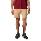 Short chino de hombre color beige, con bolsillos laterales y traseros, ideal para uso cotidiano o actividades al aire libre.