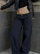 Pantalón de jean estilo wide leg, de tiro bajo y corte holgado, en color negro lavado.
