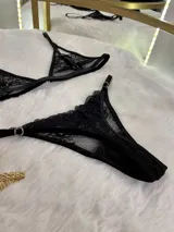 Conjunto de lencería compuesto por bralette de encaje con cierre frontal y tanga colaless de encaje con laterales regulables.