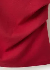 Camiseta roja de mezcla de algodón, modal y elastano, con diseño asimétrico y detalles fruncidos en el escote y el hombro, de manga corta y corte recto.
