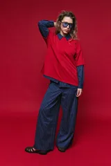 Remera de algodón con corte boxy fit, silueta amplia, hombros caídos y aberturas laterales.