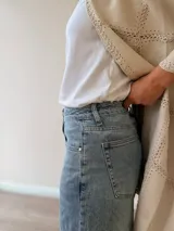 Pantalón de jean wide leg, tiro medio-alto, color celeste con lavado vintage, corte amplio y dobladillo ancho fijo en los tobillos.