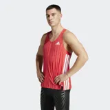 Musculosa de running Adidas Adizero, color rojo con estampado sutil en tono más oscuro. Presenta un corte ajustado (slim fit), cuello redondo y las tres franjas blancas características de Adidas en el lateral derecho.