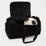 Bolso deportivo color negro con diseño minimalista, cuenta con compartimento principal amplio con cierre y doble asa de mano. Ideal para transportar equipamiento deportivo.