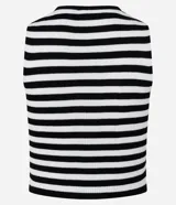 Chaleco de punto sin mangas con cuello en V y cierre frontal con botones negros. Presenta un diseño de rayas horizontales en blanco y negro.