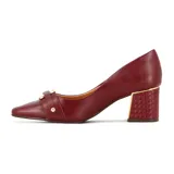 Zapato de tacón cuadrado color bordó, con punta fina y detalle de aplique metálico dorado en el empeine. El taco presenta un diseño combinado con una sección metálica dorada y textura grabada.