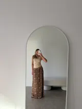 Pollera larga de corte recto con estampado animal print en tonos marrones y negros. Confeccionada en una mezcla de algodón y viscosa, presenta una caída fluida y elegante.