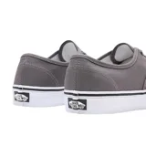 Zapatillas Vans modelo Authentic, color gris, con cordones blancos y suela de goma blanca con línea negra.