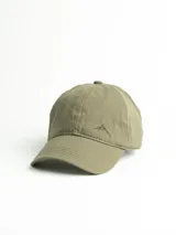 Gorro con visera color beige, con logo bordado de una montaña en el frente.