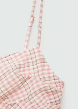 Vestido midi de corte entallado con estampado de cuadros vichy en tonos rosados. Presenta escote cuadrado, tirantes finos y cierre de cremallera invisible en el lateral.