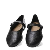 Zapato tipo bailarina color dorado con textura de piel de serpiente, tira sobre el empeine con hebilla dorada y suela plana.