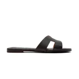 Sandalia casual baja color negro, con tira ancha sobre el empeine con abertura rectangular.