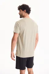 Remera básica de algodón color blanco, con cuello redondo y mangas cortas.