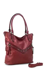 Cartera roja de símil cuero con textura croco, doble cierre metálico frontal y bolsillo trasero con cierre. Incluye correa corta para el hombro y correa larga desmontable y regulable.