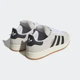 Championes Adidas Campus 00s color beige con detalles en negro y suela color caramelo.