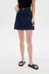 Minifalda de denim en color azul oscuro, con tiro alto, bolsillos delanteros y traseros, costuras en contraste y cierre frontal con botón y cremallera.