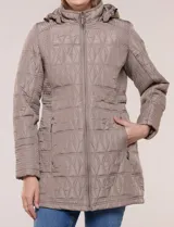 Campera larga de color azul marino con diseño capitoneado geométrico, capucha desmontable y cierre frontal completo. Cuenta con bolsillos laterales con cierre y ajuste en la cintura.