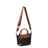Cartera tipo bandolera de diseño compacto, confeccionada en poliéster negro con detalles en cuero sintético color suela. Cuenta con solapa frontal, doble asa superior, correa larga ajustable y extraíble, y cierre principal.