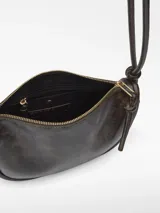 Bolso bandolera de tamaño mediano con diseño de media luna, confeccionado en material sintético con textura craquelada. Cuenta con un compartimento principal con cierre de cremallera, bolsillo interior con cierre, asa larga tubular ajustable y logo de la marca grabado en el frente.