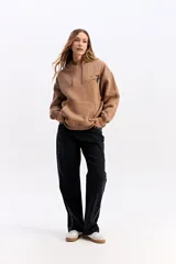 Canguro con capucha y cordones ajustables, de silueta amplia y caída relajada. Presenta un bolsillo frontal tipo canguro, puños y ruedo acanalados, y una estampa protagonista en la espalda.