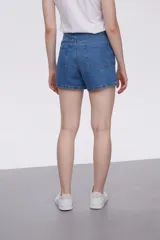 Short de jean de tiro alto, con corte recto y diseño liso en color azul clásico con costuras en contraste.