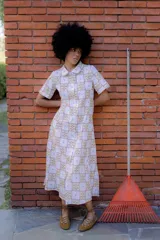 Vestido midi con estampado de flores y cuadros, corte camisero, con cuello clásico, cierre frontal con botones y bolsillos laterales.