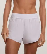 Short deportivo runner de la marca Get Over, color blanco, con cintura ancha elástica y bajo redondeado.