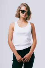 Top Tali de diseño ajustado al cuerpo, confeccionado en tejido acanalado de color negro, con escote redondo y tirantes anchos.