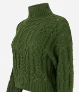 Suéter de punto color verde oliva con diseño de trenzas, cuello alto y mangas largas. Presenta un corte corto con terminaciones acanaladas en puños, cuello y ruedo.