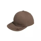 Gorra Adidas Racer Stripe color marrón, con visera plana y diseño clásico de seis paneles. Incluye el logo del trifolio bordado en el frente.