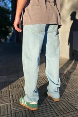Pantalón de jean celeste de corte amplio y estilo baggy.