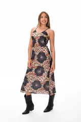Vestido midi con estampado animal print y flores negras, de breteles finos y corte suelto.