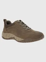 Zapato urbano de estilo outdoor confeccionado en cuero marrón con detalles de malla y perforaciones laterales. Cuenta con suela tecnológica Spinal Flex de goma para mayor amortiguación y soporte.