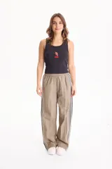 Musculosa de rib de algodón color negro, con calce ajustado y pequeño bordado frontal de tomates.