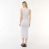 Vestido midi de canalé color beige con estampado floral azul, sin mangas, con cuello redondo y tajo lateral en el dobladillo.