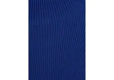 Jersey de punto acanalado color azul, de corte ajustado, con cuello alto y mangas largas.