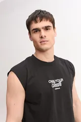 Musculosa oversize negra de algodón, con diseño sin mangas, corte amplio y estampa pequeña en el frente con la frase "Own Your Truth".