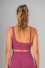 Top deportivo color marrón con breteles finos y espalda deportiva.