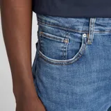 Pantalón de jean skinny azul con lavado claro.