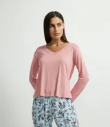 Pijama de dos piezas confeccionado en viscolycra. Incluye una blusa de manga larga con cuello en V y un pantalón largo con cintura elástica, cordón ajustable y estampado floral.
