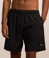 Bermuda masculina de poliéster, color negro, con lazo en la cintura, bolsillos y detalle de etiqueta gomosa.
