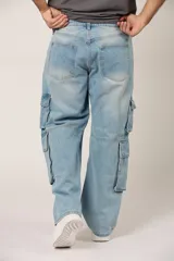 Jean baggy cargo de color celeste claro, de corte amplio y relajado, con múltiples bolsillos utilitarios en los laterales de las piernas.