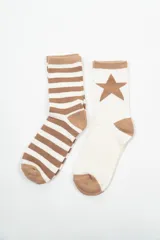 Par de medias de caña media, una con rayas horizontales marrones y blancas, y otra blanca con una estrella marrón.